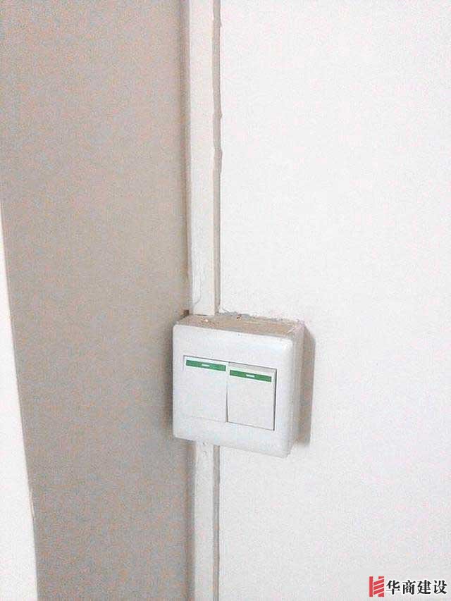 裝修時走的明線，結(jié)果太丑了，有什么方法把線槽蓋住呢？